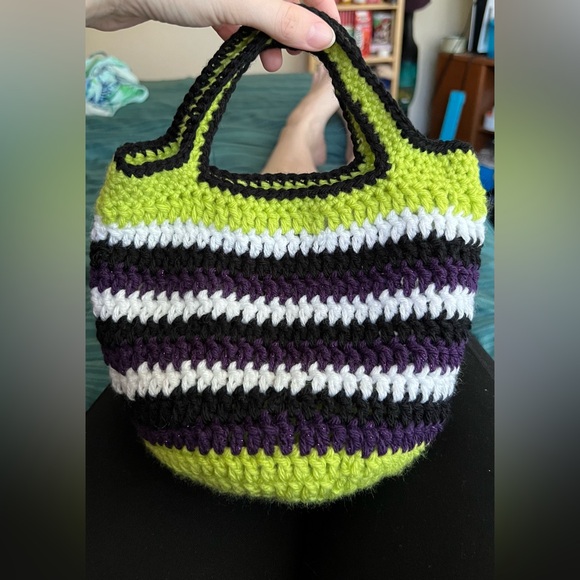 Crocheted Hand Bag ✨ - Picture 9 of 10
